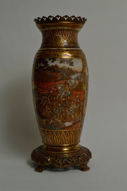 null JAPON, fin de l'époque Meiji. Grand vase en faïence de Satsuma monté en bronze....