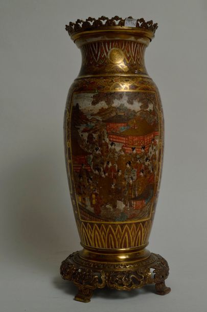 null JAPON, fin de l'époque Meiji. Grand vase en faïence de Satsuma monté en bronze....