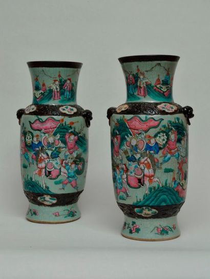 null CHINE, Nankin, fin XIXème. Belle PAIRE de VASES en porcelaine ornée de scènes...