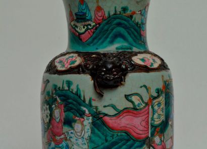 null CHINE, Nankin, fin XIXème. Belle PAIRE de VASES en porcelaine ornée de scènes...