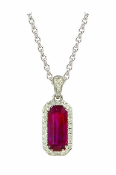 null PENDENTIF en or blanc serti d'un rubis taille baguette de 1,23 ct dans un entourage...