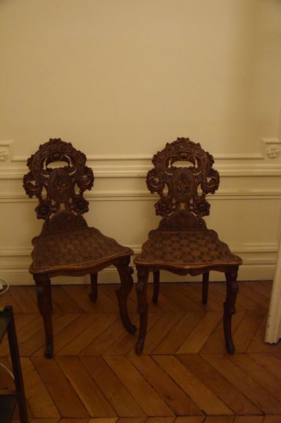 null PAIRE de CHAISES en bois sculpté et ajouré de feuillages fleuris, pieds cambrés...