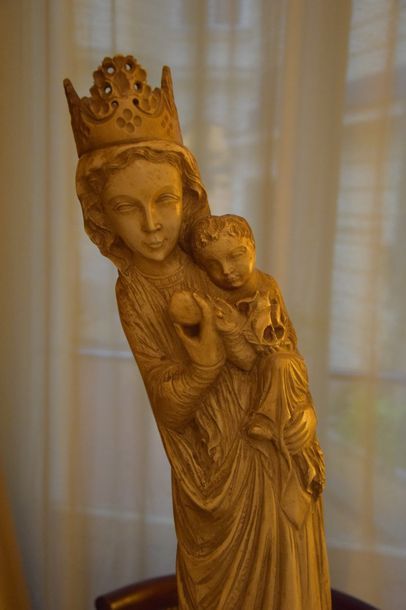 null GRANDE VIERGE à l'Enfant votive en ivoire sculpté dans une défense entière....