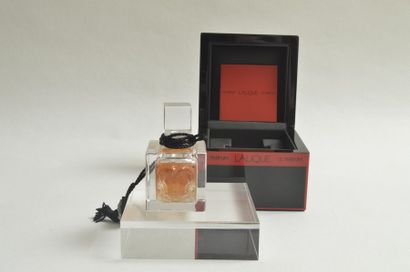 null LALIQUE PARFUMS, 2005. "Masque". Flacon en cristal incolore, dépoli, édité en...