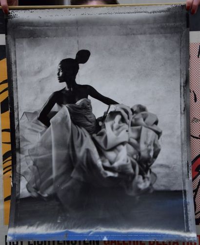 null PHOTOGRAPHIE argentique d'un défilé de Galliano. 61 x 48 cm.