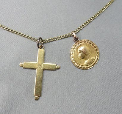 null Chaîne, une Croix et une Médaille 

 en or à 750°/00, maille gourmette, une...