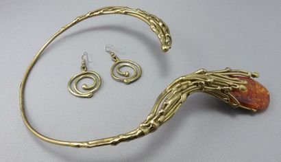 null Ensemble d'un Collier er Pendants d'Oreilles

 en métal doré fileté, le collier...
