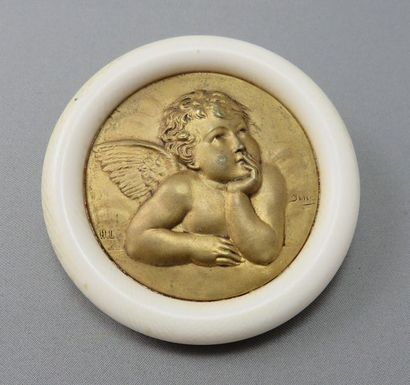 null Médaillon "Ange Raphaël"

 en métal doré dans un encadrement. Ø: 6 cm. 