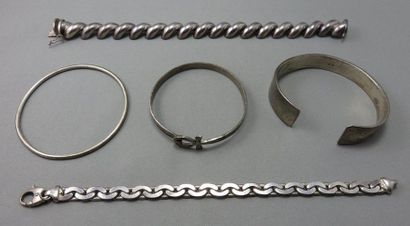 null Lot composé de 5 Bracelets en argent à 925°/00

 un bracelet manchette ouvert,...