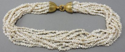 null Important Collier 

 composé de 10 rangs de perles de culture biwa en torsade,...