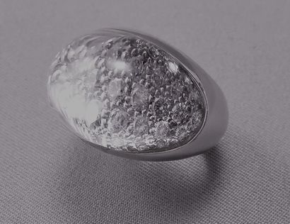 null Cartier

 Bague "Rock Cristal Myst"

 en or gris à 750°/00, jonc orné d'un pavage...