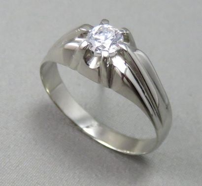 null Bague Jonc

 en or gris à 750°/00, ornée d'une pierre blanche, épaulement à...