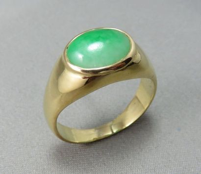 null Bague Jonc

 en or à 750°/00, ornée au centre d'un cabochon en jade en serti...