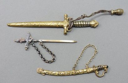 null Lot de 3 Epingles 

 en métal doré, stylisant pour l'une un sabre partiellement...