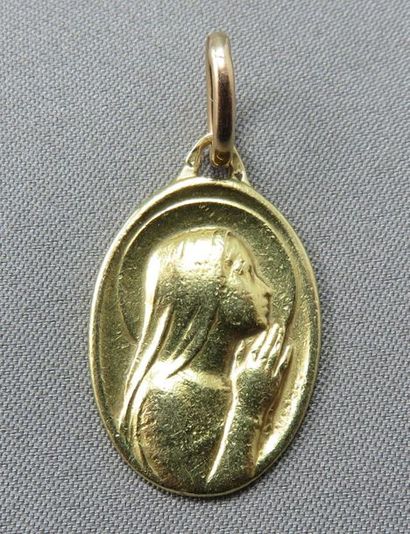 null Médaille "Vierge"

 en or à 750°/00, de forme ovale figurant la Vierge de profil...