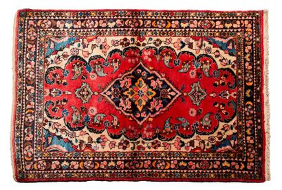LILIAN (Perse), milieu du XXème siècle LILIAN (Persia), mid 20th century. Red background...