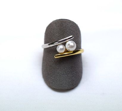 null Bicolour crossed bicolour ring decorated with 2 cultured pearls, one of which...
