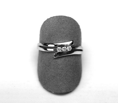 null Bicolor RING, trilogy of modern cut round diamonds of beautiful quality. Weight...