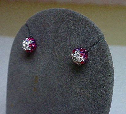 null PAIRE de BOUCLES d'OREILLES en argent, motif sphérique, pierres roses et bl...