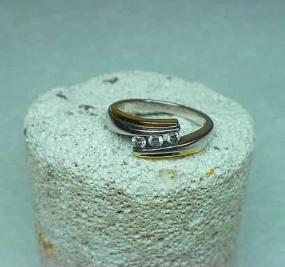 null Bicolor trilogy ring set with 3 modern cut diamonds of beautiful quality. Weight...