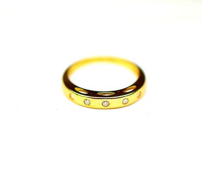 null Yellow gold ring set with 5 modern cut round diamonds of beautiful quality....