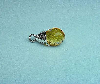 null PENDENTIF decorated with a very nice quality brioletted citrine. Gold mounting....