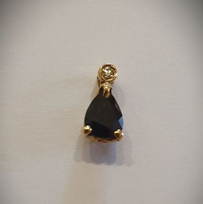 null Yellow gold pendant supporting a pear-shaped sapphire of beautiful colour, belly...