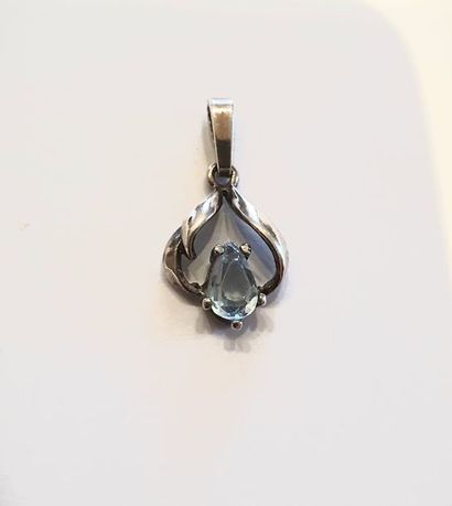 null PENDANT in white gold supporting a pear-shaped topaz. Gold weight: 0,75 gr.