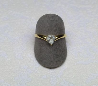 null Yellow gold ring set with a heart-shaped aquamarine. Weight of gold: 1.35 g...
