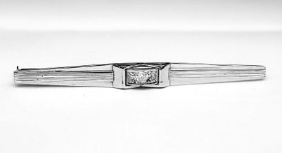 null BROCHURE white gold barrette brooch centered with a diamond. Weight of gold:...