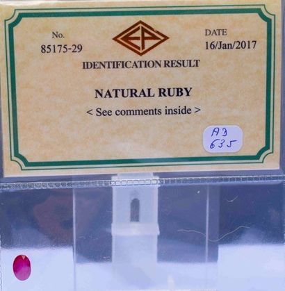 null RUBIS ovale de belle couleur probablement Birman d'un poids de 1,72ct. Certificat...