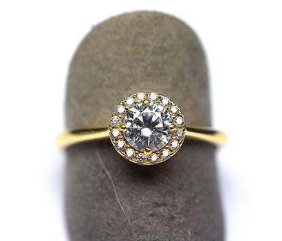 null SOLITAR in yellow gold centered on a modern cut round diamond weighing 0.40...