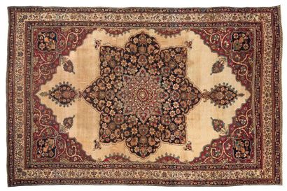 null Important KIRMAN wash with beige field with very large central floral rosette...