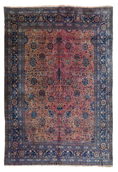 null Important KIRMAN with decoration says: of vase carpet with lilac field and old...