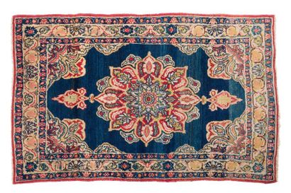 null Fine KIRMAN Laver with marine field with a very wide central floral rosette...