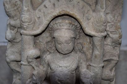 null INDIA, X-XII th century. Beige stoneware STELE probably depicting Vishnu. Height:...
