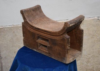 null Chef's TABOURET in carved wood. West Africa. Height: 32 cm.
