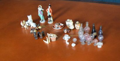null Set of MINIATURES representing characters, animals, vases, ...