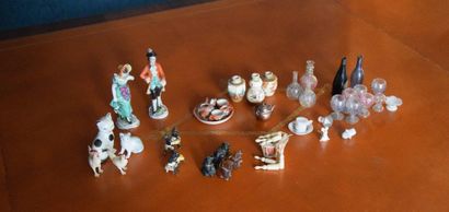 null Set of MINIATURES representing characters, animals, vases, ...