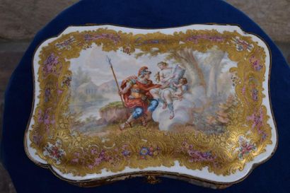 null Porcelain box with an eventful shape, decorated with a love scene of the Gods,...