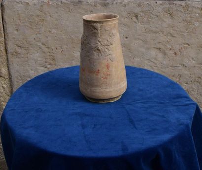 null BACHTRIANE. Terracotta vase on a pedestal. High. : 19 cm. (shocks)