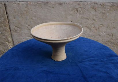null BACHTRIANE. Cup on a terracotta stand. High. : 11,5 cm. (shocks)