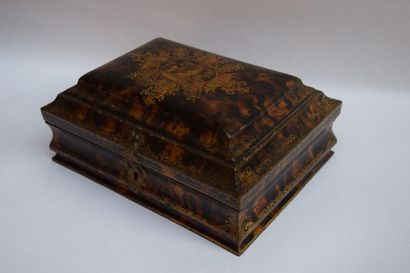 null Wooden wig box with imitation tortoiseshell decoration, decorated with golden...