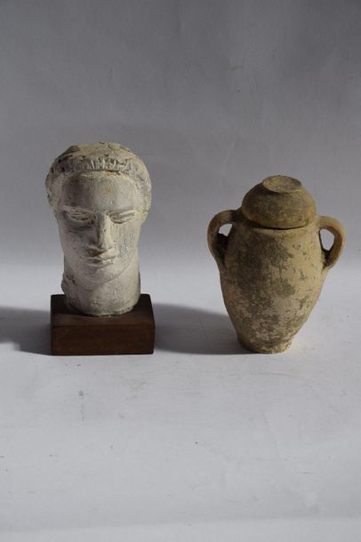 null Set consisting of a plaster HEAD and a Punic funeral UREA. Height. 23 cm. 