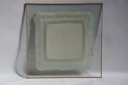 null Embroidered HANDKERCHIEF under glass. Lyon XIX th century

35 x 35 cm. (glass...