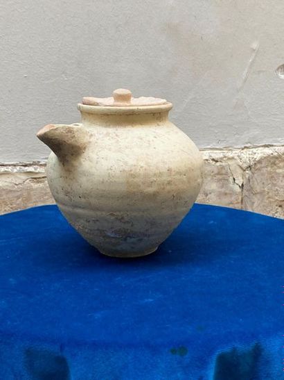 null BACHTRIANE. Terracotta baluster-shaped covered jug. High. : 15 cm. (shocks)