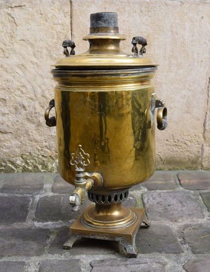 null Important SAMOVAR in copper resting on a square base, the movable wooden handles....