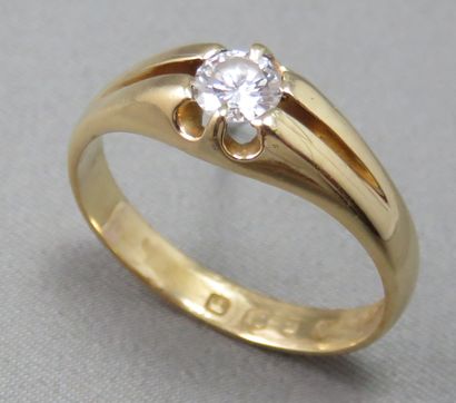 null Bague Jonc "Solitaire"

 en or à 750°/00, ornée d'un diamant taille brillant...