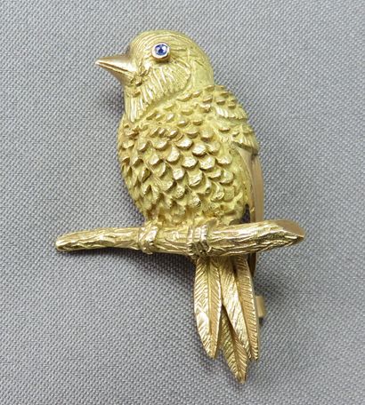 null Broche "Oiseau Branché"

 en or amati et guilloché à 750°/00, l'œil piqué d'une...