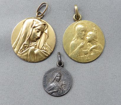 null Lot de 2 Médailles Religieuses

 en or à 750°/00, inscriptions au dos, on joint...